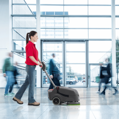 Numatic-TTB1840NX-czyszczenie-posadzki-w-biurowcu