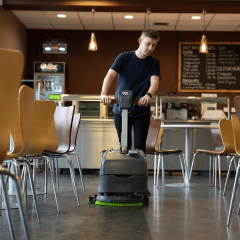 Numatic-TTB1840NX-mycie-posadzki-w-restauracji