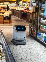 Robot sprzątający Keenon w alejce supermarketu