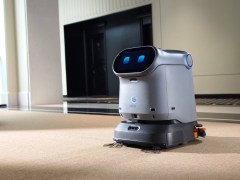 Robot sprzątający Keenon na wykładzinie
